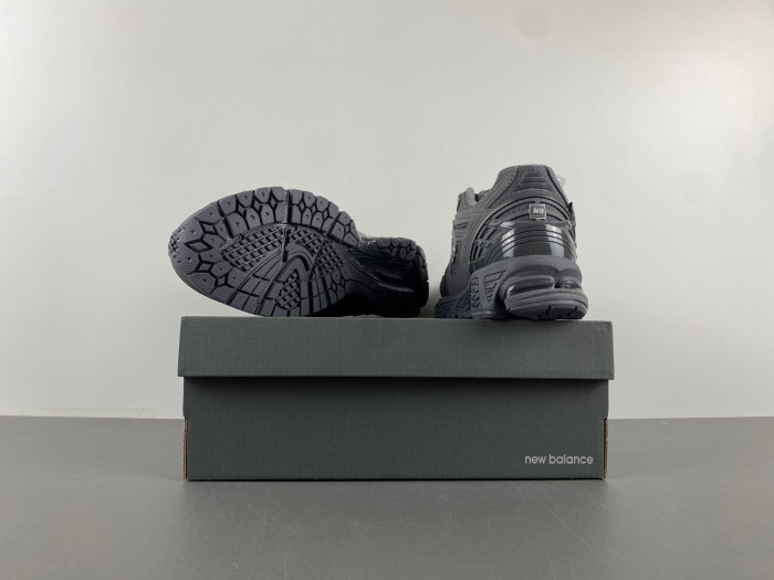 A.*SIC*S G*EL M1906RU