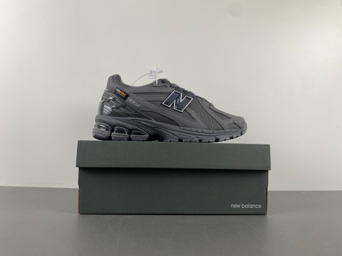 A.*SIC*S G*EL M1906RU