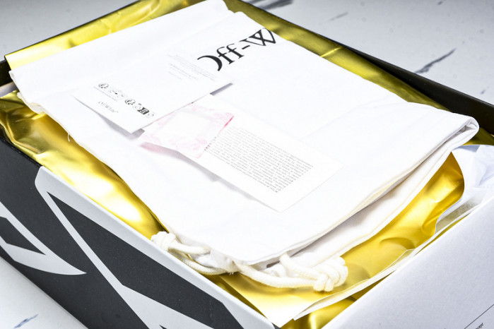 C/O​ SNEAKERS CO-030