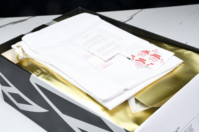 C/O​ SNEAKERS CO-019