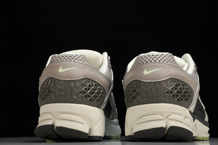 nike air zoom vomero 5   fb8825-001